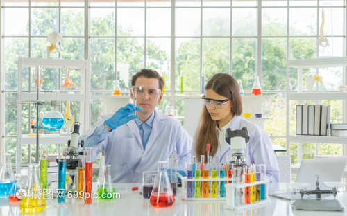 科学与共生的未来 一对西方科学家夫妇的疫苗研发之旅