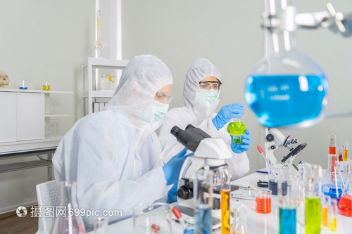科学与共生的交响 一对西方夫妇在实验室中追逐抗疫未来